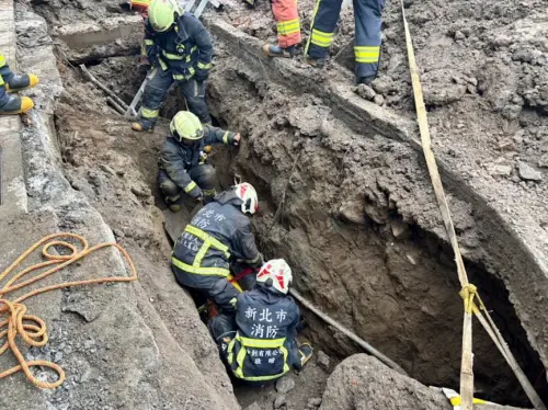 ▲水利局表示，已派員陪同及慰問，並將持續了解該案狀況。初步研判該案應為近日連夜大雨，造成土石鬆脫滑落。（圖／翻攝畫面）