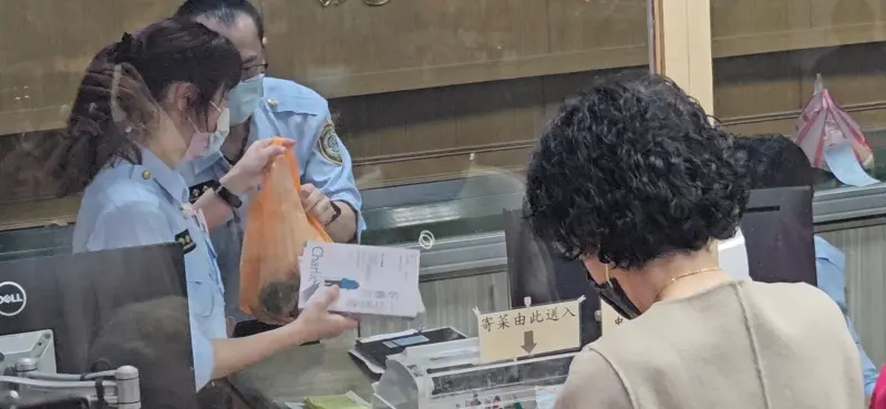 ▲陳佩琪轉交兩本書進看守所,其中一本是美國109歲人瑞醫師的勵志傳記《一切都會好轉的》。(圖/記者劉松霖攝)
