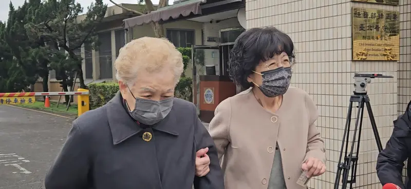 ▲柯文哲母親何瑞英(左),首度現身北所見柯文哲(圖/記者劉松霖攝)