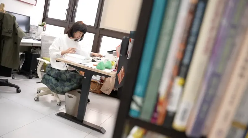 ▲國立臺北健康護理大學長期照護系教授兼系主任陳正芬指出,「政府應該協助照顧者跨越法規障礙,取得資源,別讓他們成為孤島。」(圖/記者王郁勳攝)