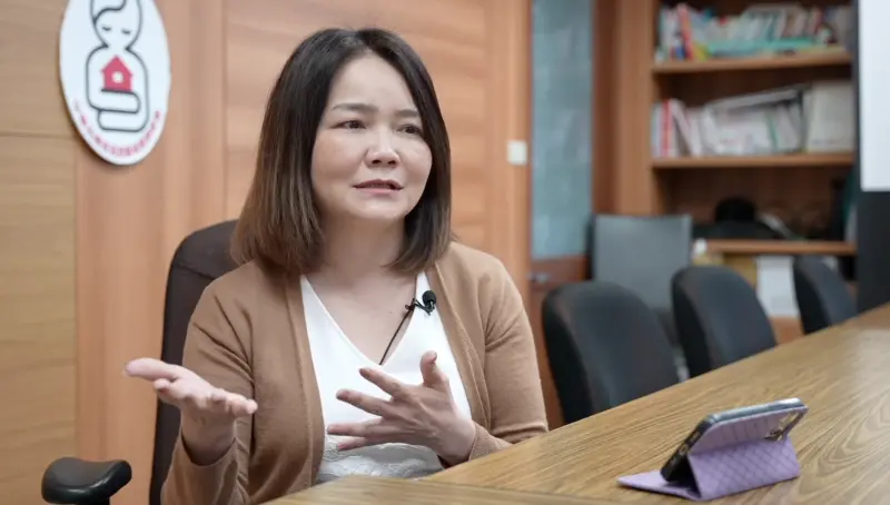 ▲中華民國家庭照顧者關懷總會秘書長陳景寧提出「五層次守護網路」,從近而遠來預防照顧悲劇發生。(圖/記者王郁勳攝)