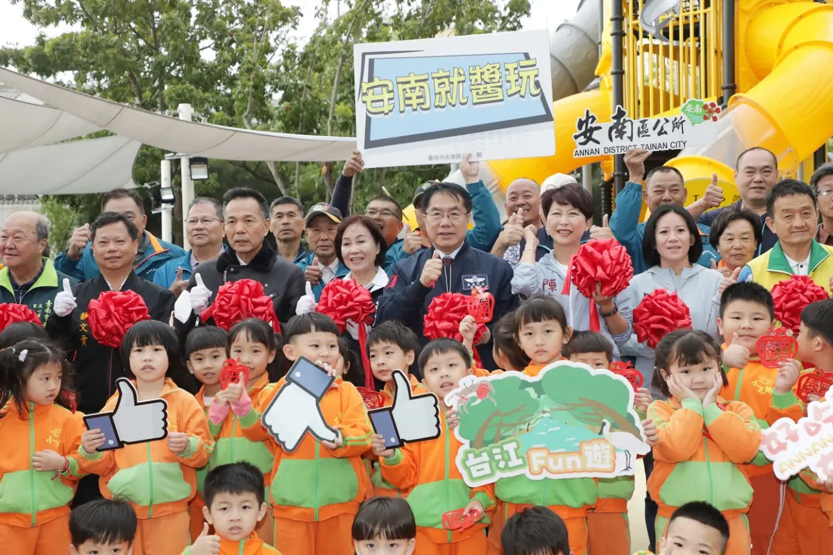 ▲台南市長黃偉哲今天主持安南區仁安公園特色遊戲場啟用並邀大家體驗最高滑梯遊具。(圖／南市府提供)