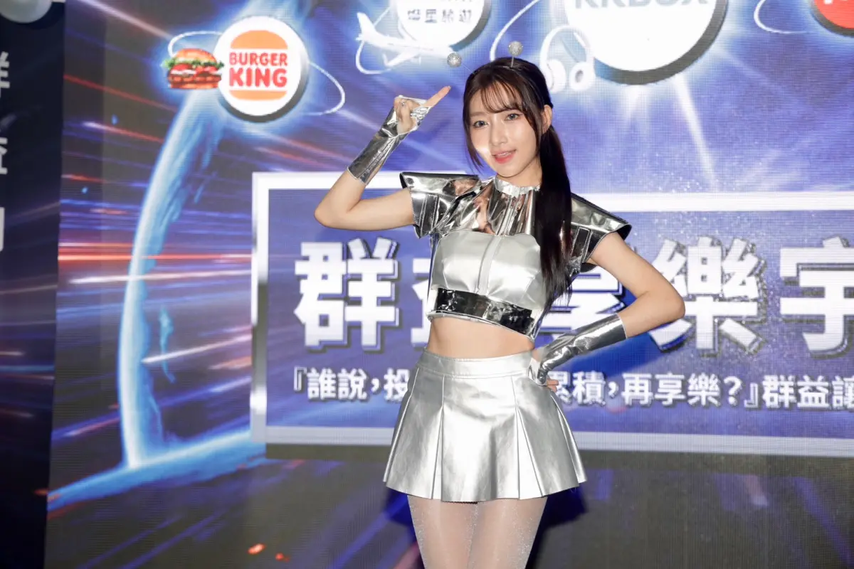 ▲啦啦隊女神一粒代言證券商享樂組合，坦言喜愛吃漢堡，體質不易變胖，但經紀人認為她40公斤還需要再減，她也透露忙於工作，希望年底前存到一百萬。（圖／記者李政龍攝）