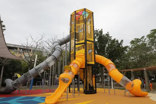 ▲台南市安南區溪心里仁安公園特色遊戲場，主體遊具為超高滑梯塔，總高8.9米，為安南區最高的滑梯遊具。（圖／南市府提供）