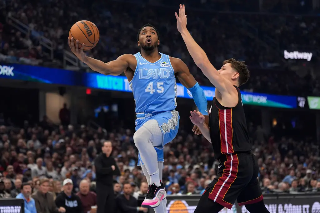 ▲克里夫蘭騎士今（6）日迎戰邁阿密熱火，終場以112：107再度拿下勝利，再奪十二連勝的佳績也讓騎士成為本賽季第一支確定進入季後賽的隊伍。（圖／美聯社／達志影像）