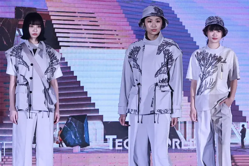 ▲大阪世博Tech World展館制服以「台灣杉」象徵堅韌精神,服裝採用環保材質(玉米纖維與牡蠣殼再生紗),展現永續與海洋資源再利用的精神。(圖/記者葉政勳攝影)