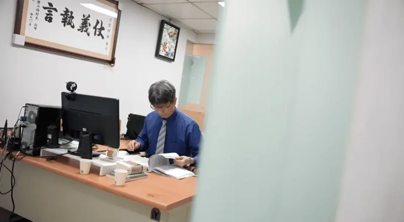 ▲法律扶助基金會律師周信宏擔任陳婦的律師,陳因不堪長照壓力負荷殺夫。他轉述陳婦在訴訟過程中,身心俱疲的第一手告白。(圖/記者王郁勳攝)