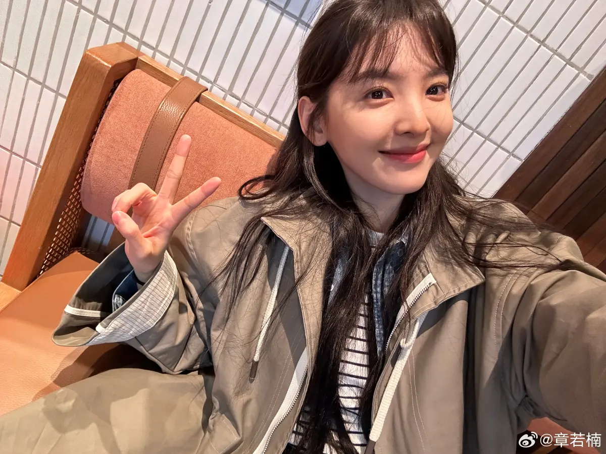 ▲章若楠在《難哄》中飾演「溫以凡」，其中有一次採訪談到角色家庭背景她忍不住淚崩，實際上她生在重男輕女的家庭，因此心中有一部分的孤獨感與「溫以凡」雷同。（圖／翻攝自章若楠微博）