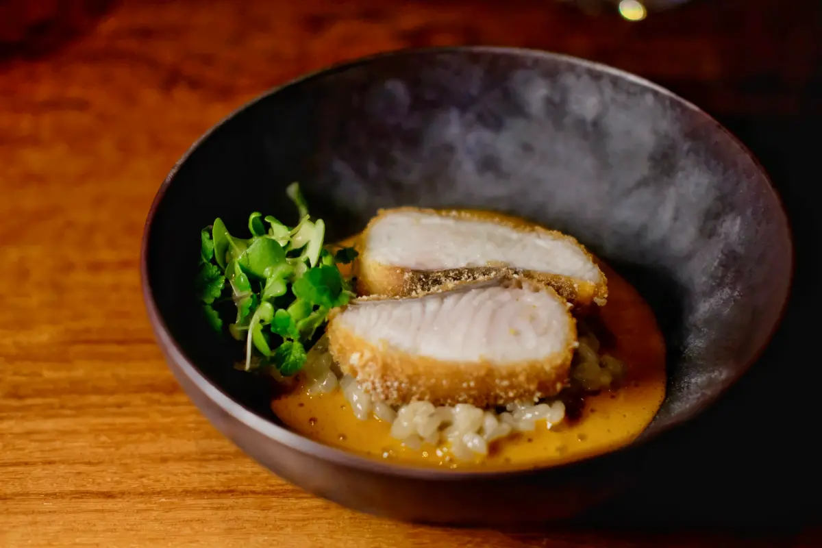 ▲蟬聯4屆米其林1星的「T+T」推新菜單，此次更著重在東南亞與台灣的連結，菜色融入台式醃漬、叻沙、紅咖哩、豆豉小魚等元素，令人滿是驚奇。（圖／記者葉盛耀攝）