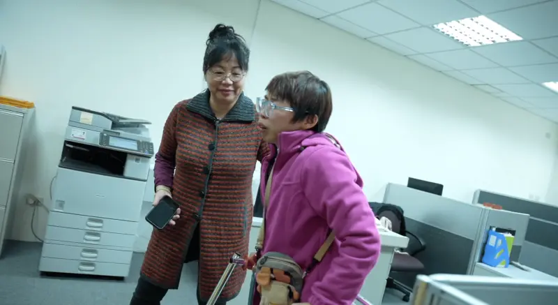 ▲腦性麻痺基金會執行長何麗梅,照顧腦麻女兒黃筱智超過30年,直到女兒研究所畢業、順利進立法院擔任助理。她成立腦性麻痺基金會,照顧更多弱勢。(圖/記者王郁勳攝)