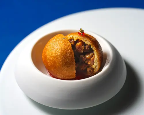 「伊比利豬 梅 貝涅餅」此道菜搭配上濟州梅做成的醬汁,相當有趣。(圖/T+T提供) ▲「伊比利豬 梅 貝涅餅」此道菜搭配上濟州梅做成的醬汁,相當有趣。(圖/T+T提供)