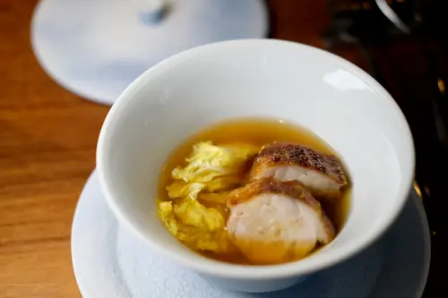 「雞翅 瑤柱 黃柚」裡沖入的高湯是剝皮辣椒雞湯,台灣人吃起來多了分親切感。(圖/記者葉盛耀攝) ▲「雞翅 瑤柱 黃柚」裡沖入的高湯是剝皮辣椒雞湯,台灣人吃起來多了分親切感。(圖/記者葉盛耀攝)