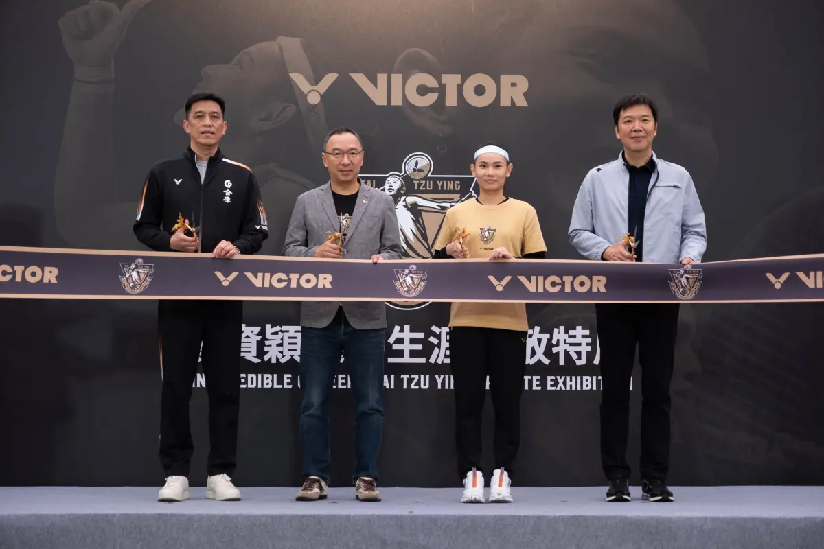 ▲「Yingcredible Career戴資穎選手生涯致敬特展」開幕記者會上戴資穎(中間右)攜手VICTOR陳庶榮總經理(中間左)、中華羽協張國祚理事長(右一)、合作金庫廖國茂總教練(左一)為展覽揭開序幕。（圖／VICTOR提供）