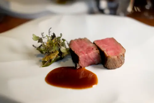 「和牛 丁香魚 豆豉」大膽地將日本和牛,搭佐上台味十足的「豆豉小魚」。(圖/記者葉盛耀攝) ▲「和牛 丁香魚 豆豉」大膽地將日本和牛,搭佐上台味十足的「豆豉小魚」。(圖/記者葉盛耀攝)