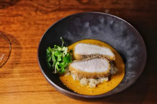 「紅咖哩 薄荷 越光米」將咖哩風味燉飯,搭配上酥嫩鮮香的馬迦魚。(圖/記者葉盛耀攝) ▲「紅咖哩 薄荷 越光米」將咖哩風味燉飯,搭配上酥嫩鮮香的馬迦魚。(圖/記者葉盛耀攝)