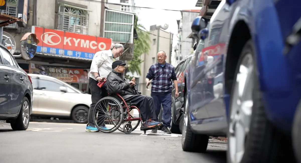 ▲家庭照顧者黃姐，每天帶100歲父親參與社區活動，透過鄰里互相照顧模式，進而達到長照3.0政策所規劃的「共生社區」。（圖／記者王郁勳攝）