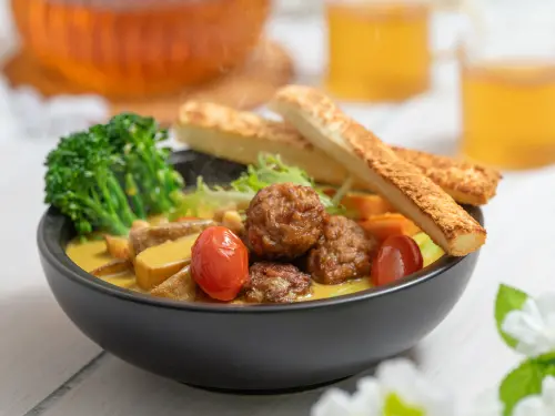 「香料咖哩缽」融合大量咖哩等辛香料,香醇好下飯。(圖/漢來蔬食提供) ▲「香料咖哩缽」融合大量咖哩等辛香料,香醇好下飯。(圖/漢來蔬食提供)