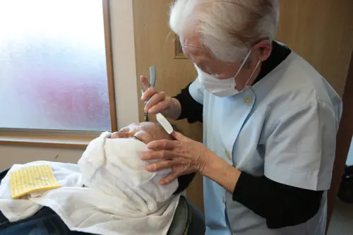 ▲日本栃木縣一位高齡108歲的箱石色井(Shitsui Hakoishi)女士,近日獲金氏世界紀錄認證,是世上最年長的女性理髮師。(圖/翻攝自金氏世界紀錄官網) ▲日本栃木縣一位高齡108歲的箱石色井(Shitsui Hakoishi)女士,近日獲金氏世界紀錄認證,是世上最年長的女性理髮師。(圖/翻攝自金氏世界紀錄官網)