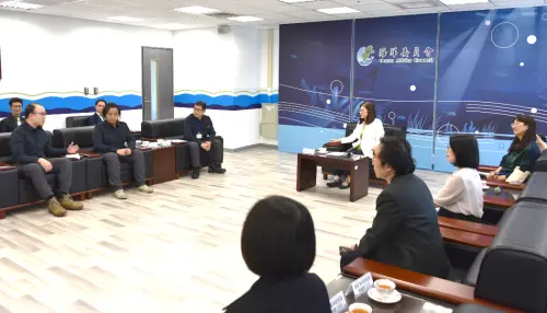 ▲海洋委員會主任委員管碧玲與赴英培訓之船模實驗專業人員座談。(圖/國家海洋研究院提供) ▲海洋委員會主任委員管碧玲與赴英培訓之船模實驗專業人員座談。(圖/國家海洋研究院提供)