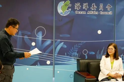▲海洋委員會主任委員管碧玲(右)聽取赴英培訓的船模實驗專業人員報告。(圖/國家海洋研究院提供) ▲海洋委員會主任委員管碧玲(右)聽取赴英培訓的船模實驗專業人員報告。(圖/國家海洋研究院提供)