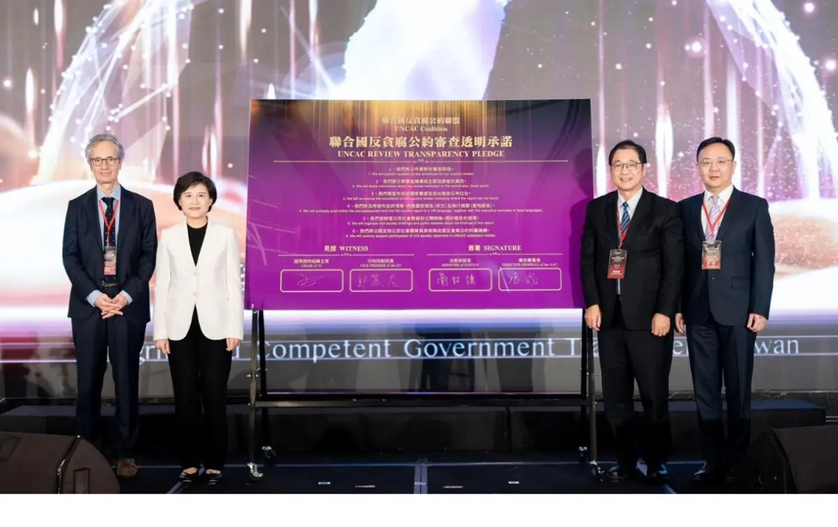 ▲國際透明組織主席François Valérian（左一）、行政院副院長鄭麗君（左二）、法務部部長鄭銘謙（右二）、廉政署署長馮成（右一），簽署公約審查透明承諾。（圖／廉政署提供）