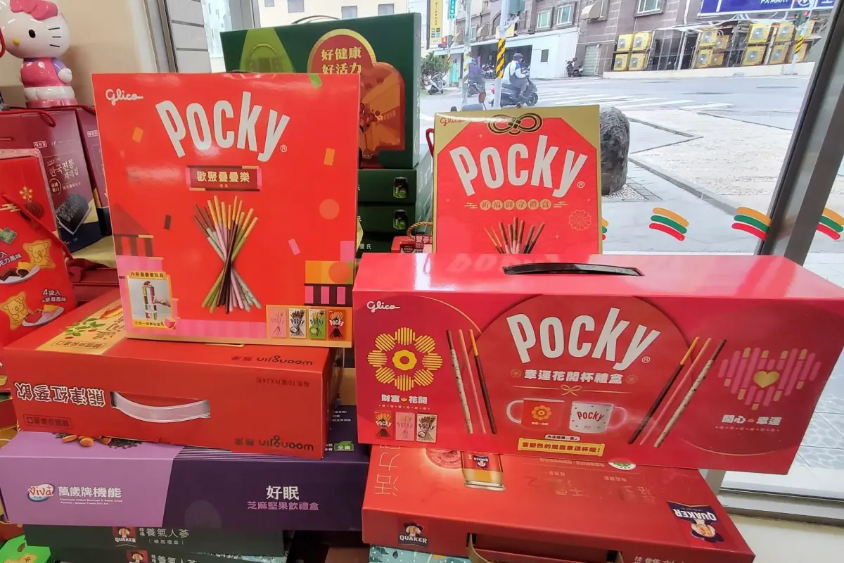 ▲7-11禮盒持續降價出清，其中全台門市Pocky三款禮盒5折優惠。（圖／翻攝自「7-11全家 各超商新品資訊共享」）