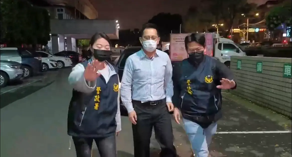 ▲任職台北市刑大代理隊長的劉姓員警疑洩露個資，今日晚間被帶至新北檢，等待檢察官複訊。（圖／翻攝畫面）