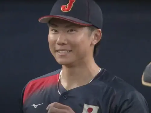 ▲日本武士對曾谷龍平在被敲出內野安打後，露出一抹苦笑。（圖／截圖自朝日電視台。）