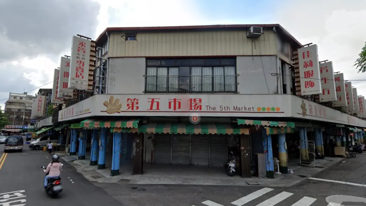 ▲台中市西區第五市場昨深夜發生火災意外，小吃美食老店、服飾攤位等超過10店遭受波及，民眾哭喊美食標配「阿彬爌肉飯＋太空紅茶冰」沒了，連同「樂群早點」合稱老饕最愛3名店都付之一炬。（圖／翻攝自Google Map）