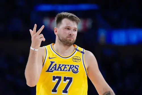▲Luka Doncic近期逐漸恢復昔日身手，湖人也在他跟「詹皇」LeBron James率領下，打出一波7連勝高潮，戰績爬升到西區第2，關於他是否有意願長留湖人，《ESPN》知名記者Shams Charania也發表個人看法。（圖／美聯社／達志影像）