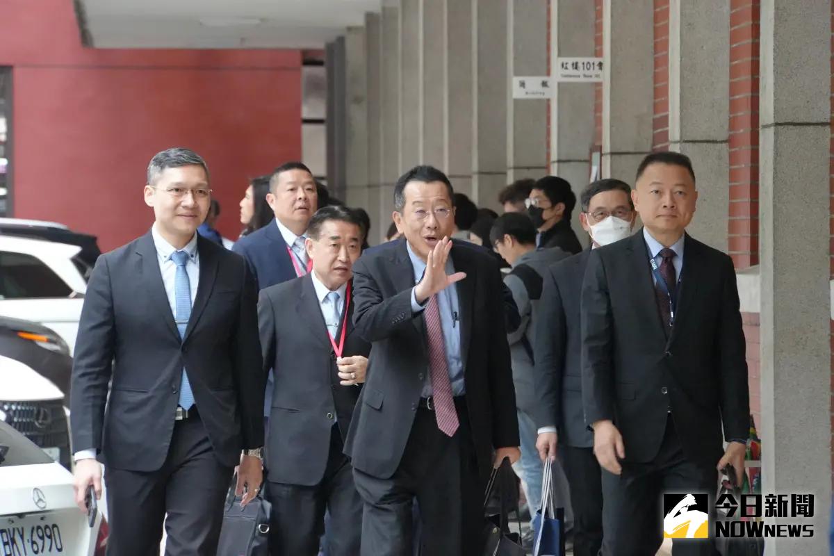 ▲國防部長顧立雄（中）表示，台積電赴美投資是壯大台灣而不是削弱台灣。（圖／記者呂炯昌攝，2025.03.07）