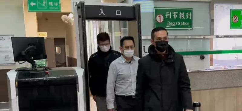 ▲涉嫌洩密給王大陸富少好友的台北市刑大專員劉居榮(中），複訊後20萬交保。(圖／翻攝畫面）