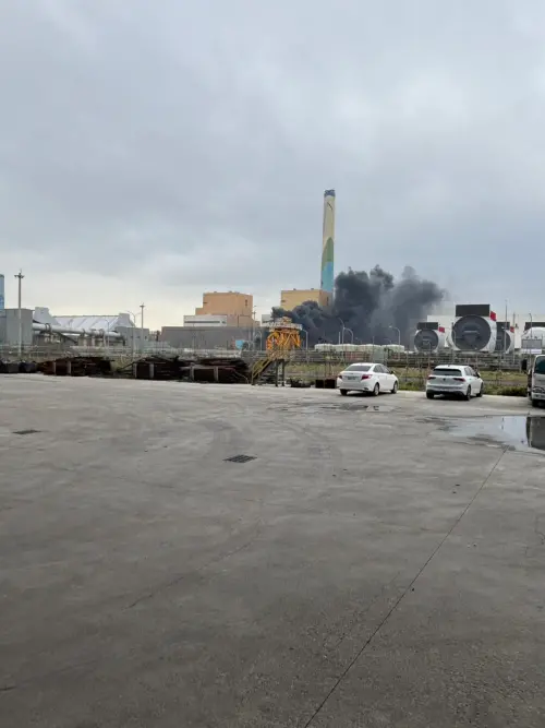 ▲今日上午10時13分許，台中市消防局接獲通報，台中市龍井區的火力發電廠，廠區內發生大火，大量濃煙直衝天際。（圖／翻攝畫面）