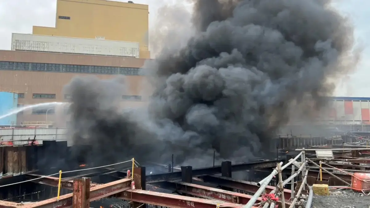 ▲台中火力發電廠竄火光，濃煙直竄天際影片曝。（圖／台中港消防隊提供）