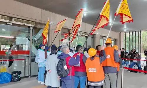 ▲中部罷團一起扛著令旗北上中選會領取二階連署書。（圖／翻攝四叉貓YT，2025.03.07）