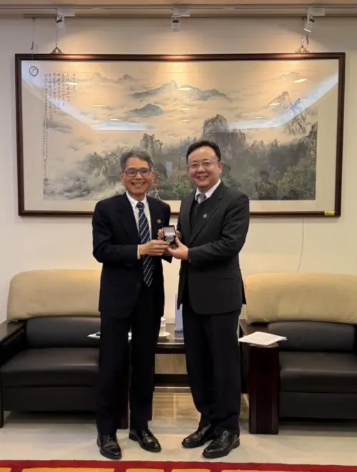 廉政署 ▲廉政署署長馮成(右)與水利署署長賴建信(左)共同宣布成立「小水力發電廉政平臺」,攜手促進綠能透明發展。(圖/廉政署提供)