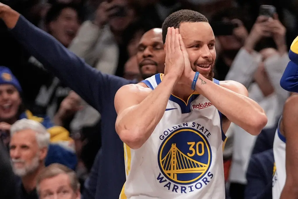 ▲Stephen Curry全場19投12中攻下40分、4籃板與4助攻，外帶7顆三分彈，率領勇士克服首節20分落後，終場以119：113逆轉籃網，快意收下3連勝。（圖／美聯社／達志影像）