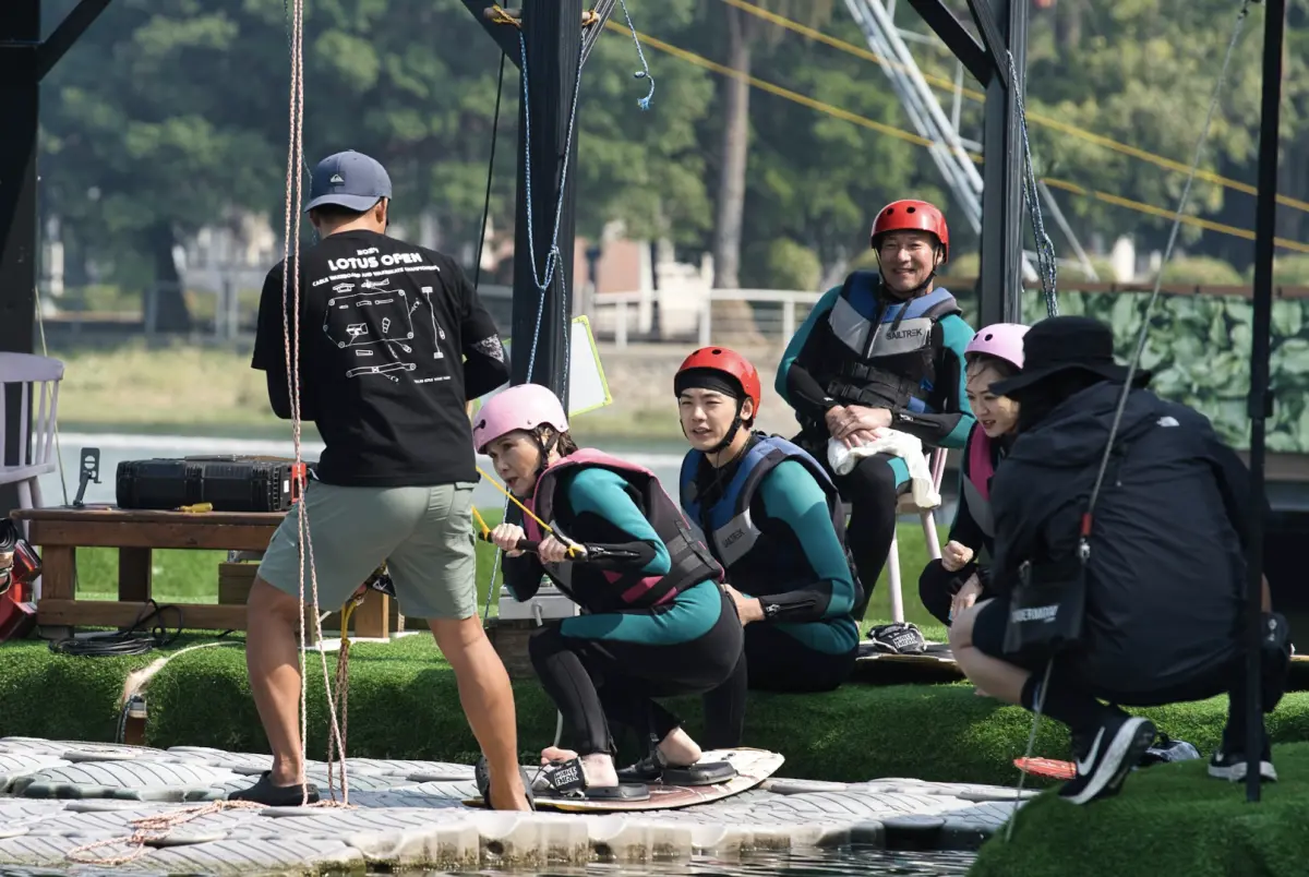 ▲沈春華（左二）獻出螢幕上「溼身」的第一次，和禾浩辰（左三起）與黃仲崑這兩代猛男以及楊千霈一起為《花甲少年趣旅行》嘗試纜繩滑水，踏出自己的舒適圈。（圖／東森綜合台提供）