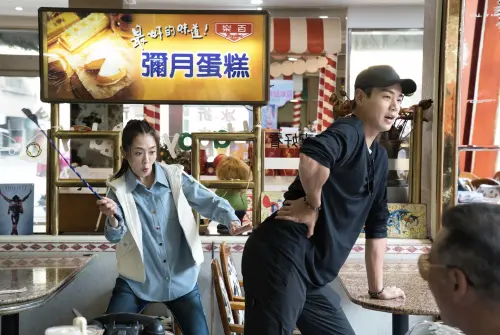 ▲楊千霈(左)在《花甲少年趣旅行》用「愛的小手」打禾浩辰屁股,直呼製作單位安排有小鮮肉加入,真的太好了。(圖/東森綜合台提供) ▲楊千霈(左)在《花甲少年趣旅行》用「愛的小手」打禾浩辰屁股,直呼製作單位安排有小鮮肉加入,真的太好了。(圖/東森綜合台提供)