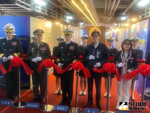 ▲高雄市長陳其邁、議長康裕成及海軍副司令敖以智為敦睦支隊文宣館開幕剪綵。(圖/記者郭凱杰攝,2025.03.07) ▲▲高雄市長陳其邁、議長康裕成及海軍副司令敖以智為敦睦支隊文宣館開幕剪綵。(圖/記者郭凱杰攝,2025.03.07)