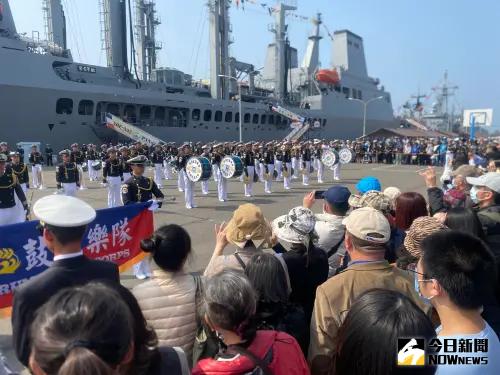 ▲海軍114年敦睦遠航訓練支隊環島航訓今天於高雄港舉行歡迎儀式中也安排海軍官校學生鼓號樂隊、海軍樂儀隊及陸戰隊莒拳隊帶來精彩的表演。(圖/記者郭凱杰攝,2025.03.07) ▲海軍114年敦睦遠航訓練支隊環島航訓今天於高雄港舉行歡迎儀式中也安排海軍官校學生鼓號樂隊、海軍樂儀隊及陸戰隊莒拳隊帶來精彩的表演。(圖/記者郭凱杰攝,2025.03.07)