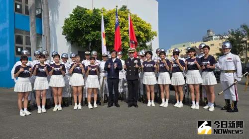 ▲市長陳其邁與官兵合影。(圖/記者郭凱杰攝,2025.03.07) ▲市長陳其邁與官兵合影。(圖/記者郭凱杰攝,2025.03.07)