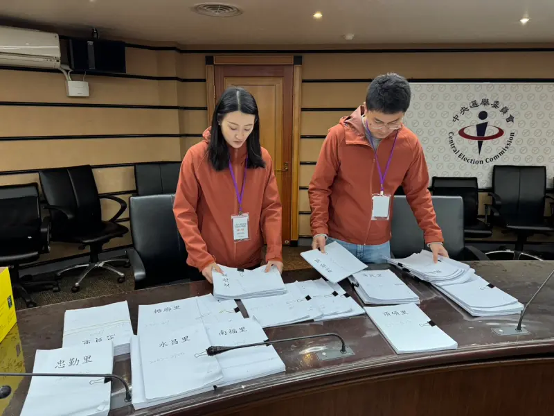 ▲「憶事吳成」罷免吳沛憶團隊今到中選會補件。（圖／憶事吳成團隊提供）