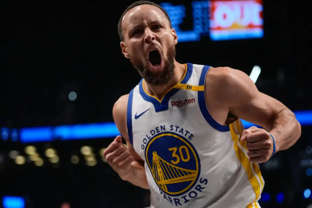 ▲金州勇士隊當家球星Stephen Curry與總教練Steve Kerr在今（7）日對布魯克林籃網比賽中，對判決表達強烈不滿，場邊氣氛一度緊張，引發球迷熱議。（圖／美聯社／達志影像）