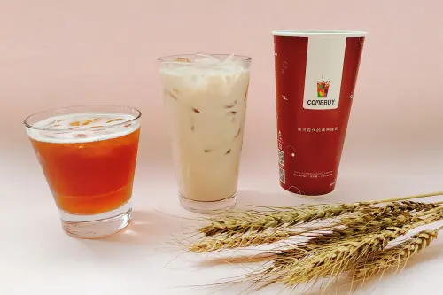 ▲本次推薦(鮮萃大麥紅茶)只要撕開杯膜，就能聞到陣陣撲鼻而來的新鮮大麥香氣，以阿薩姆紅茶與大麥煎焙炒香製成