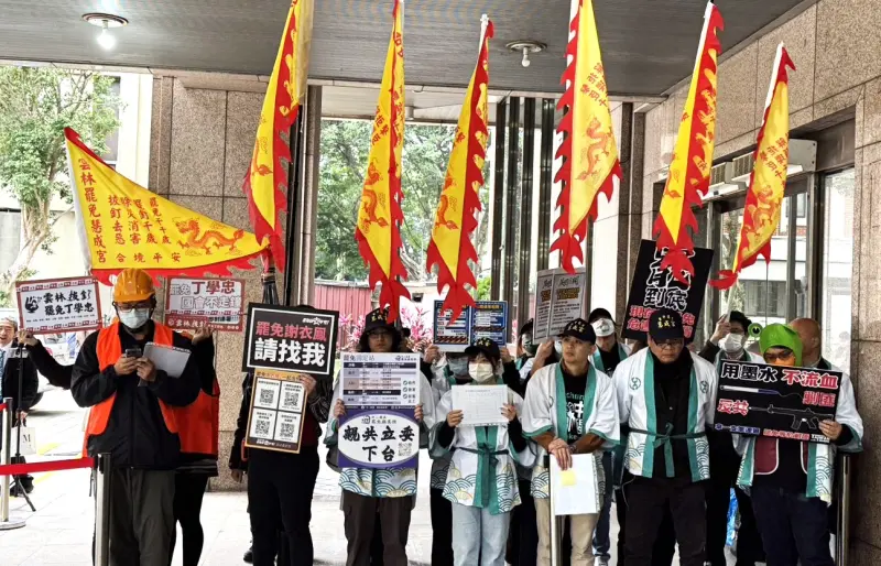 ▲中部3縣市罷團今天舉著「罷免慧成宮」令旗,到中選會領取二階連署書。(圖/罷團提供,2025.03.07)