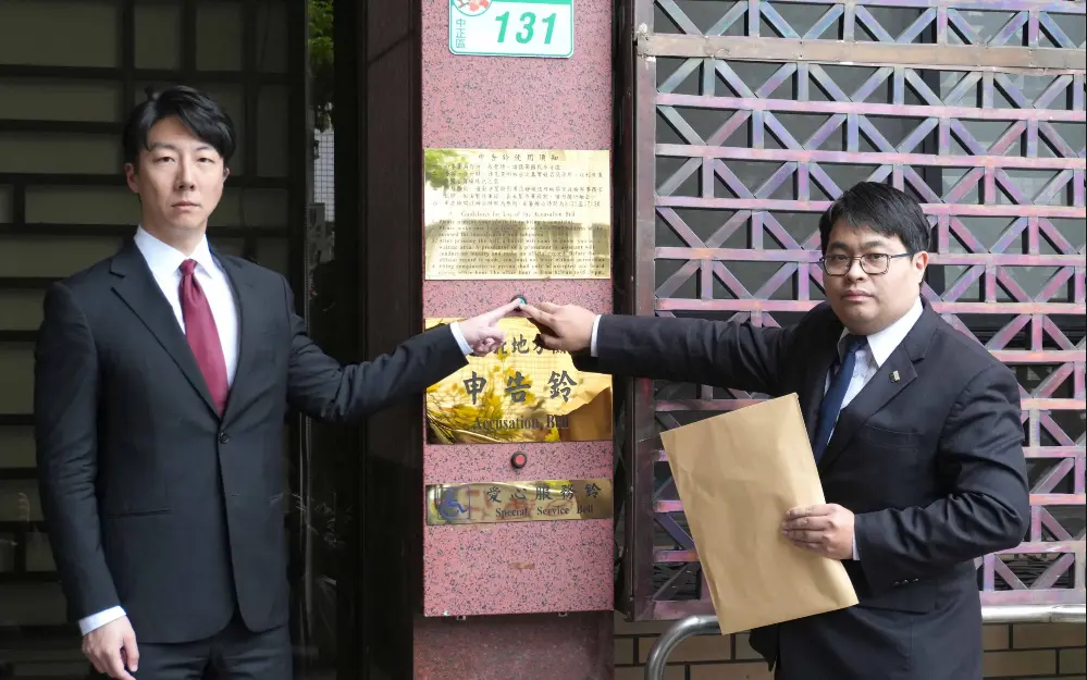 ▲民進黨發言人吳崢、律師黃帝穎今前往台北地檢署按鈴告發。（圖／民進黨提供）