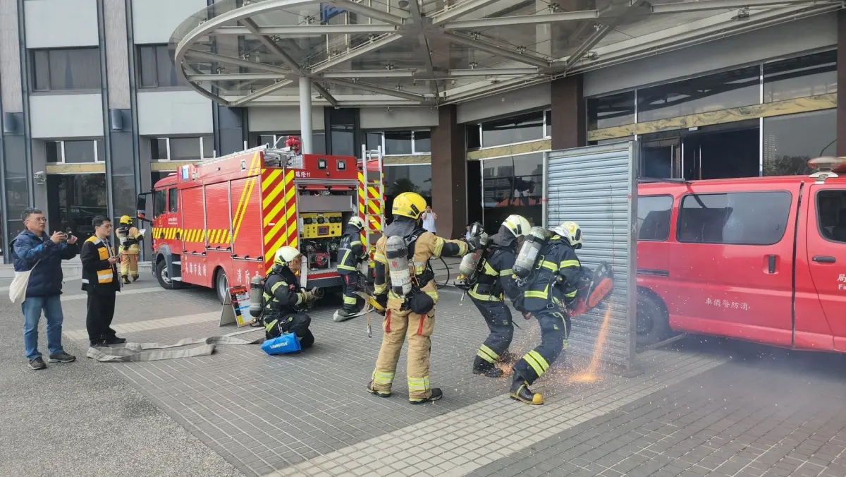 ▲高雄市消防局第一大隊與「富野大飯店」合作，辦理消防搶救演練。(圖／高市消防局第一大隊提供)