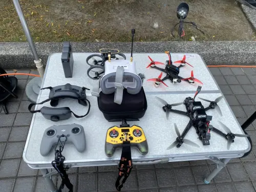 ▲這次消防搶救演練特別出動「室內穿越無人機」配合搜救人員進行室內搜索。(圖／高市消防局第一大隊提供)
