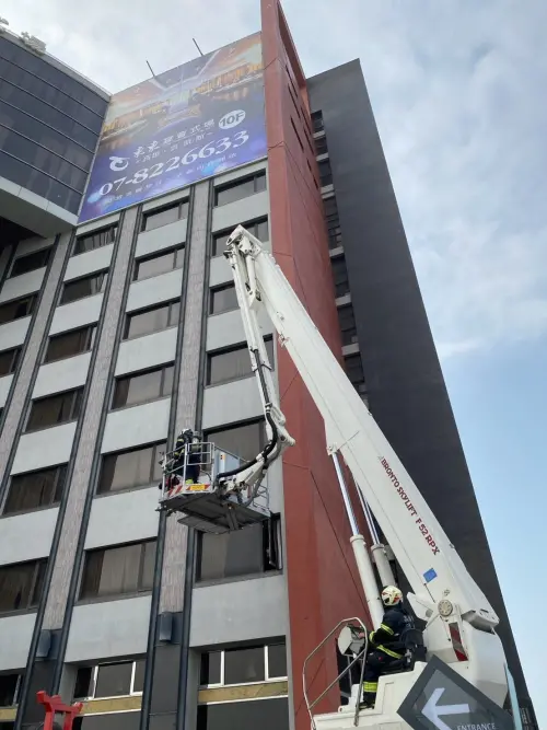 ▲高雄市政府消防局今(7) 日於前鎮區「富野大飯店」舉辦場所自衛編組暨大型消防搶救演練。(圖／高市消防局第一大隊提供)